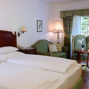 Zimmer mit Kingsize-Bett